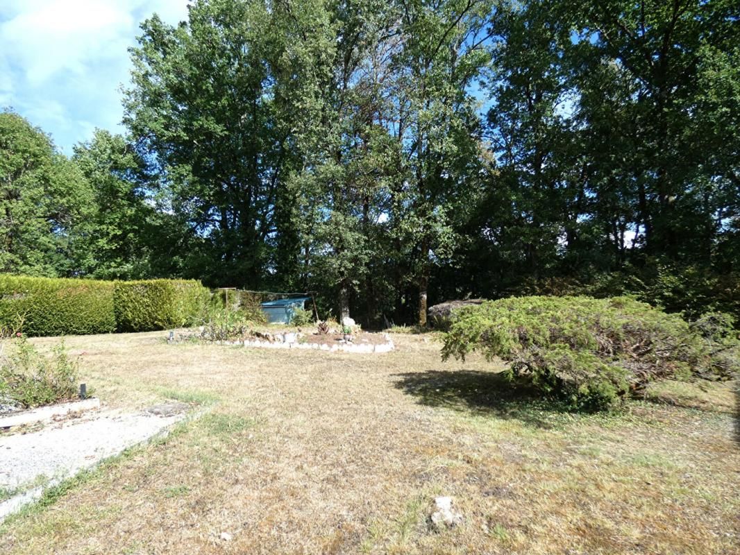 TOURTOIRAC Maison de plain-pied 98 m2 / 3 chambres / garage / jardin 1120m² 2