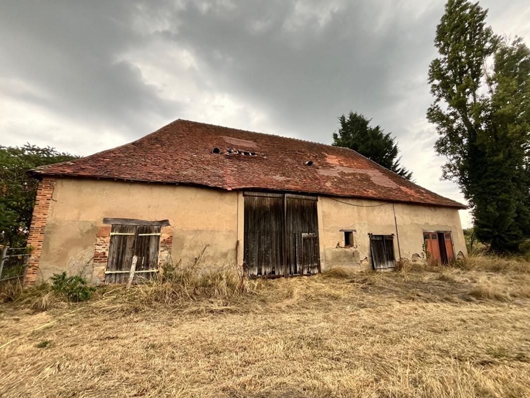 YZEURE Terrain Yzeure 1,5 ha + grange 200 m2 + ancienne maison + dépendances 2