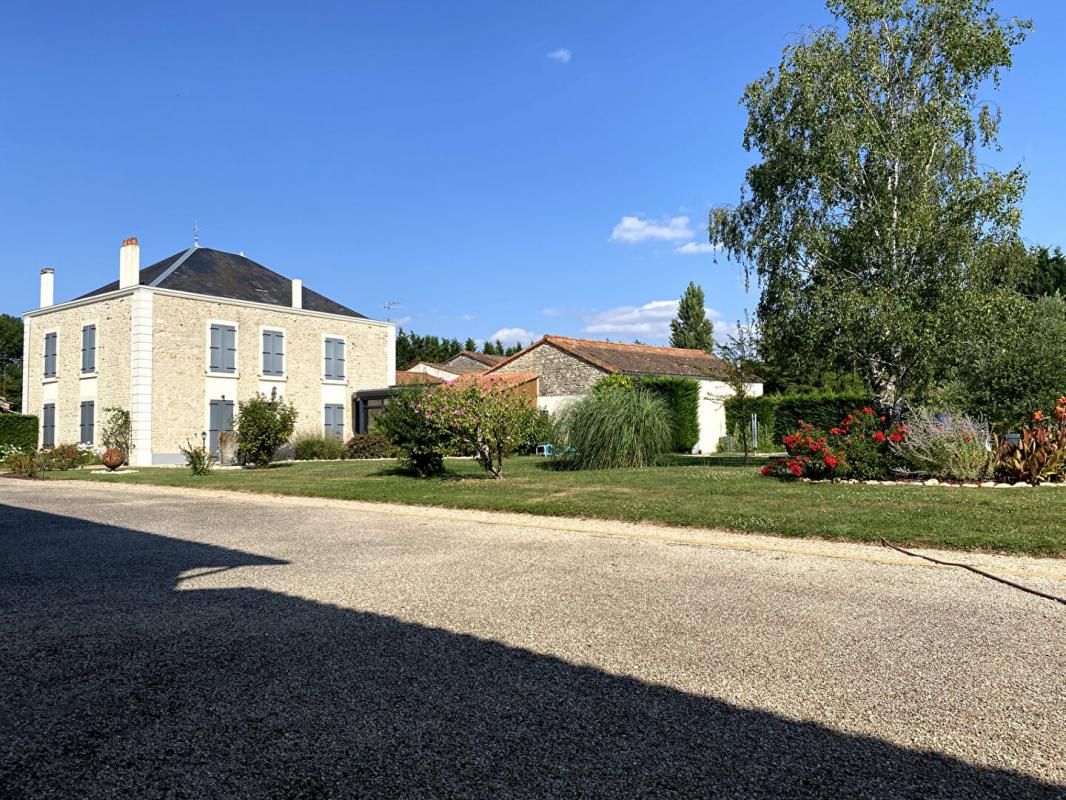 Maison 9 pièce(s) 240 m2, 400m2 de dépendance
