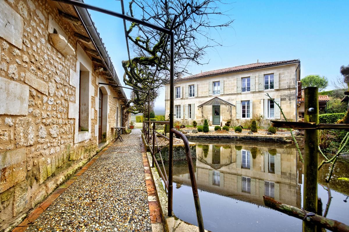 SAINT-MAIGRIN À vendre Moulin classé du XVI siècle avec chambres d'hôtes et gîte en Charente-Maritime 1