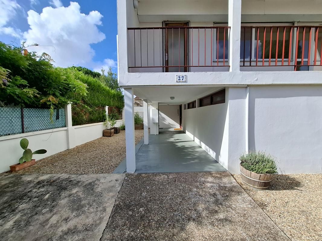 Situé au Bouscat, à proximité immédiate du tram, cet appartement T4 de 78 m² se trouve dans une résidence intimiste de seulement 3 lots