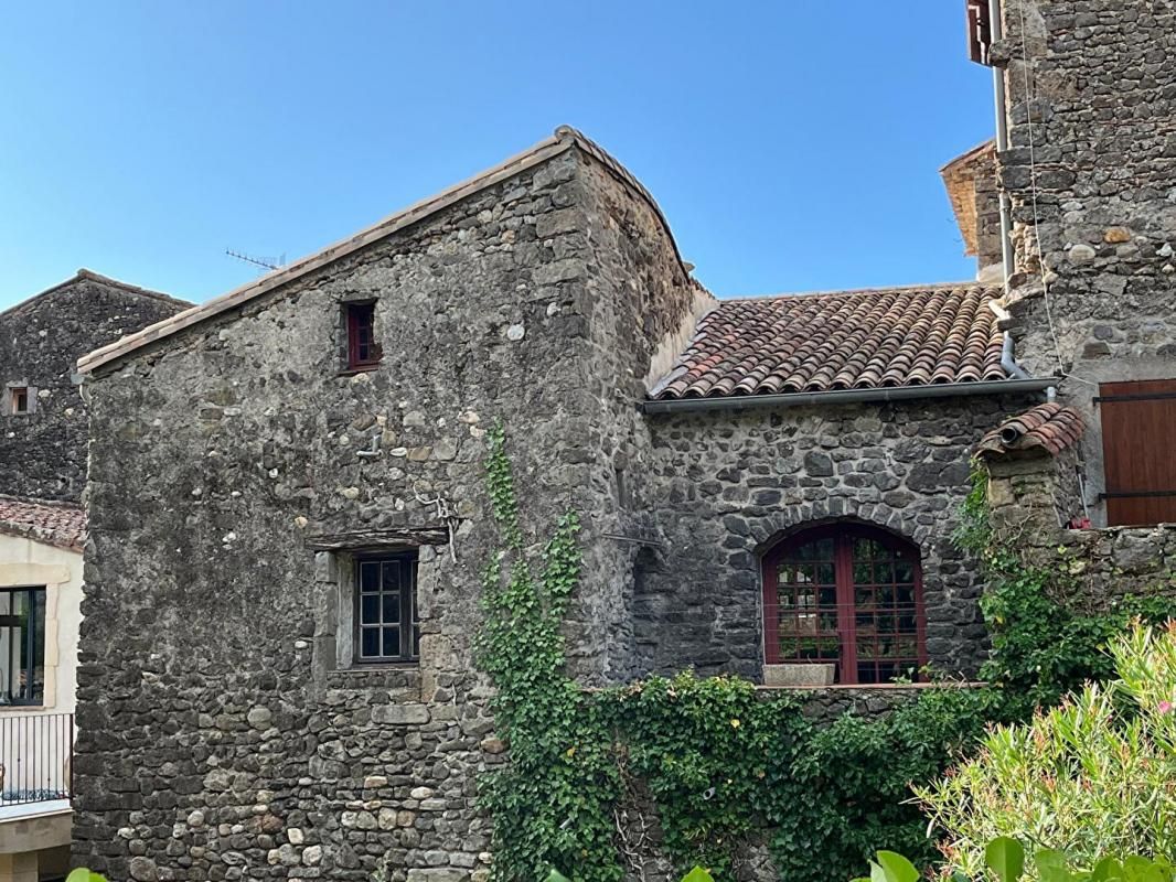 MIALET A vendre sur la commune de Mialet maison de village de 77 m2 avec mezzanine et caves 1