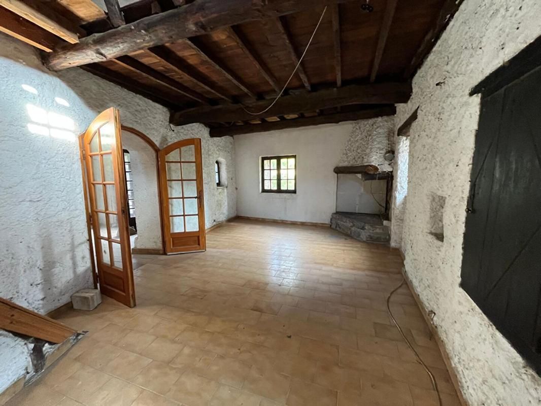 MIALET A vendre sur la commune de Mialet maison de village de 77 m2 avec mezzanine et caves 2