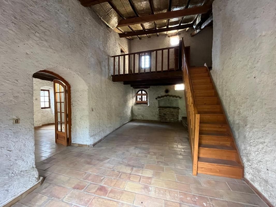 MIALET A vendre sur la commune de Mialet maison de village de 77 m2 avec mezzanine et caves 3