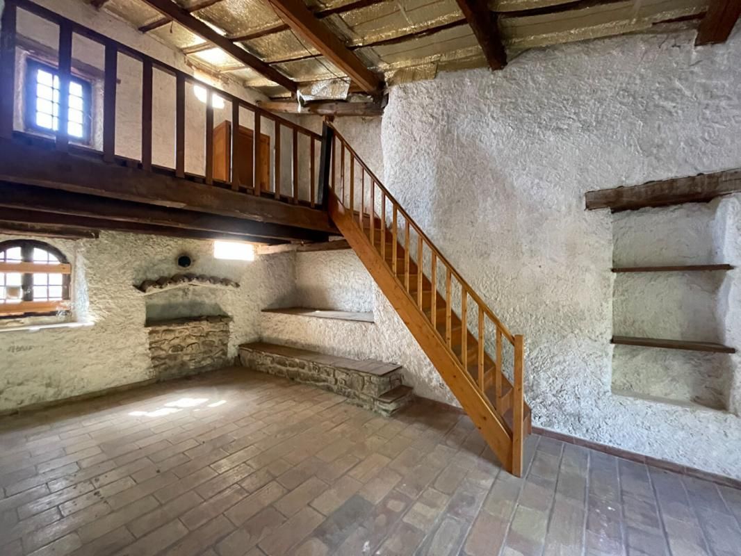 MIALET A vendre sur la commune de Mialet maison de village de 77 m2 avec mezzanine et caves 4