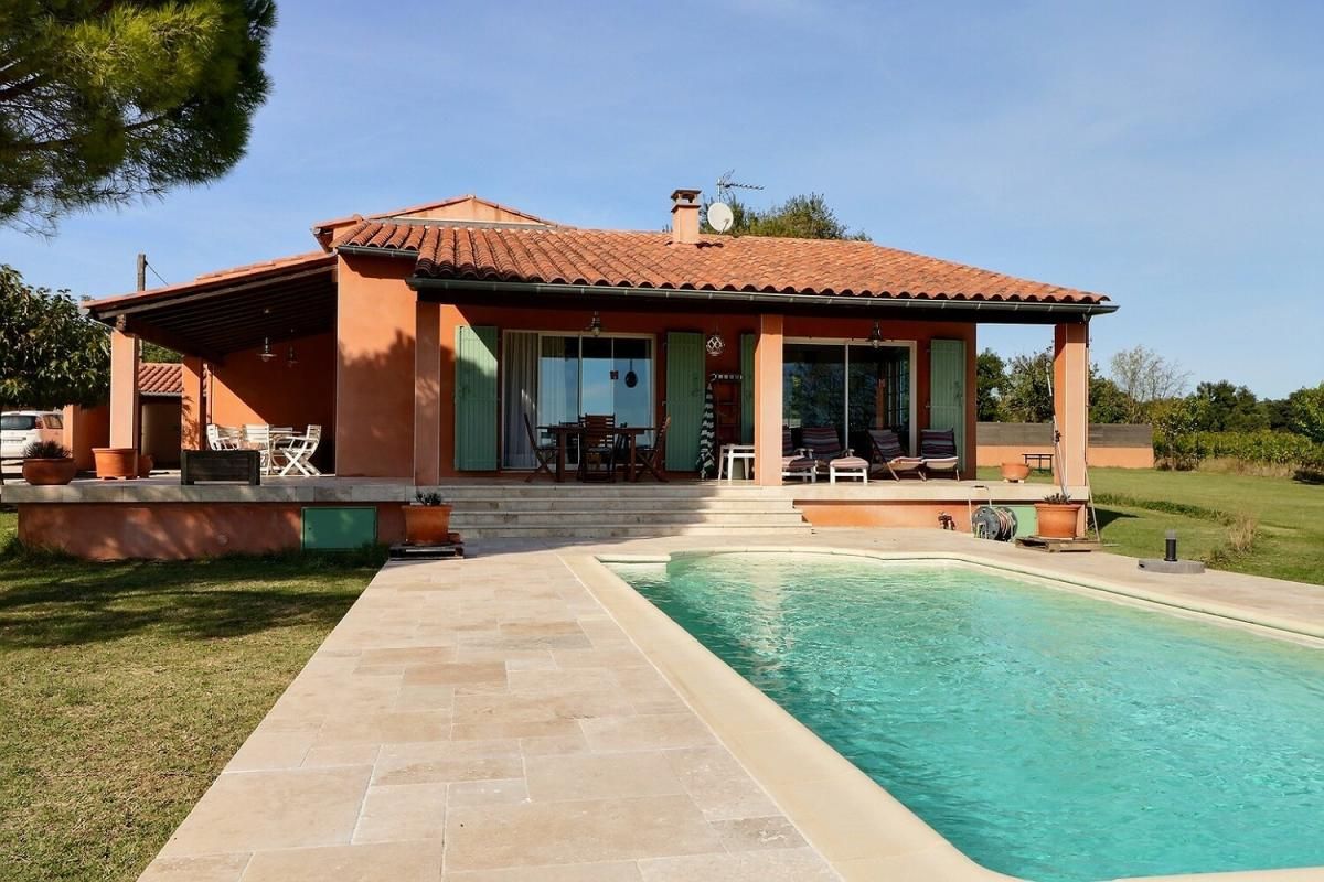 UZES Villa avec piscine, vue dégagée et jardin de 3000m2 2