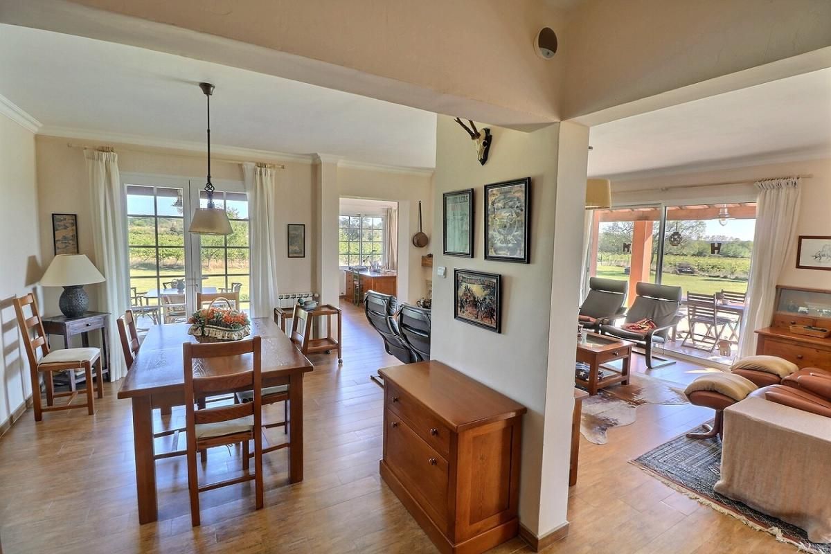 UZES Villa avec piscine, vue dégagée et jardin de 3000m2 3