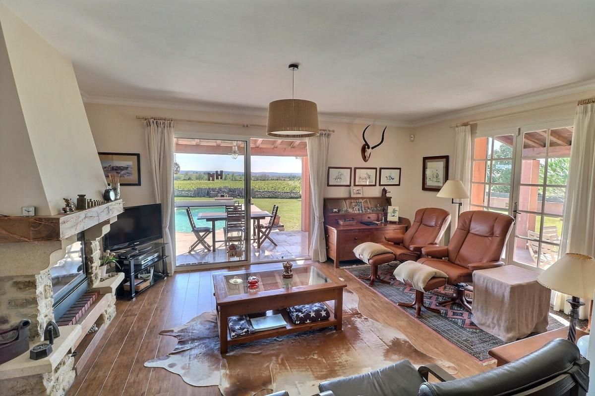 UZES Villa avec piscine, vue dégagée et jardin de 3000m2 4