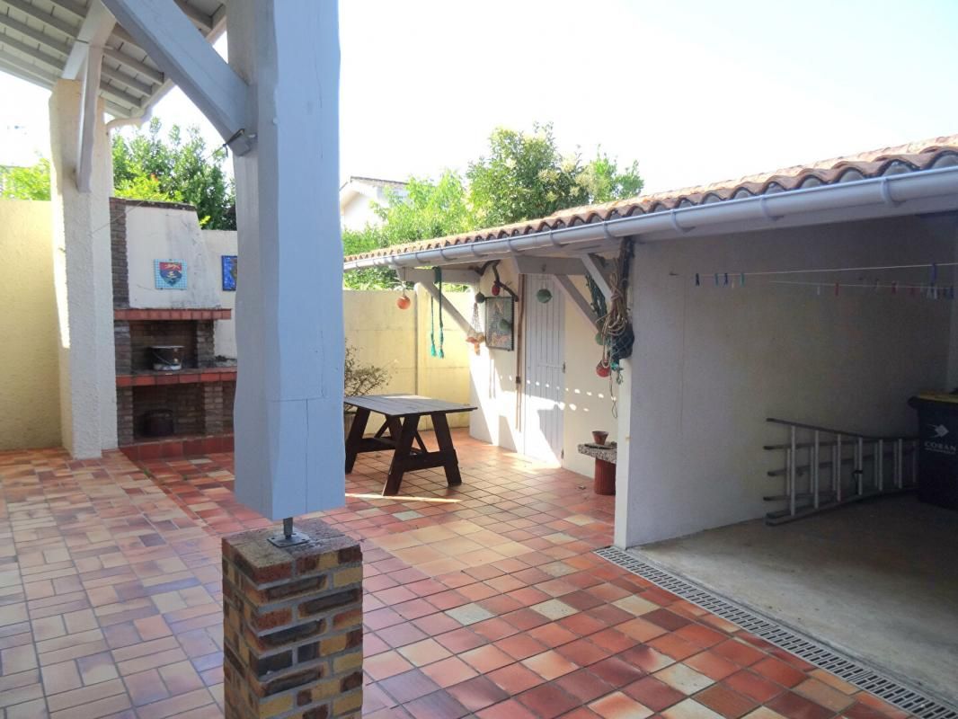 ANDERNOS-LES-BAINS Maison Andernos Les Bains 6 pièce(s) 140 m2 + T2 40m² 3