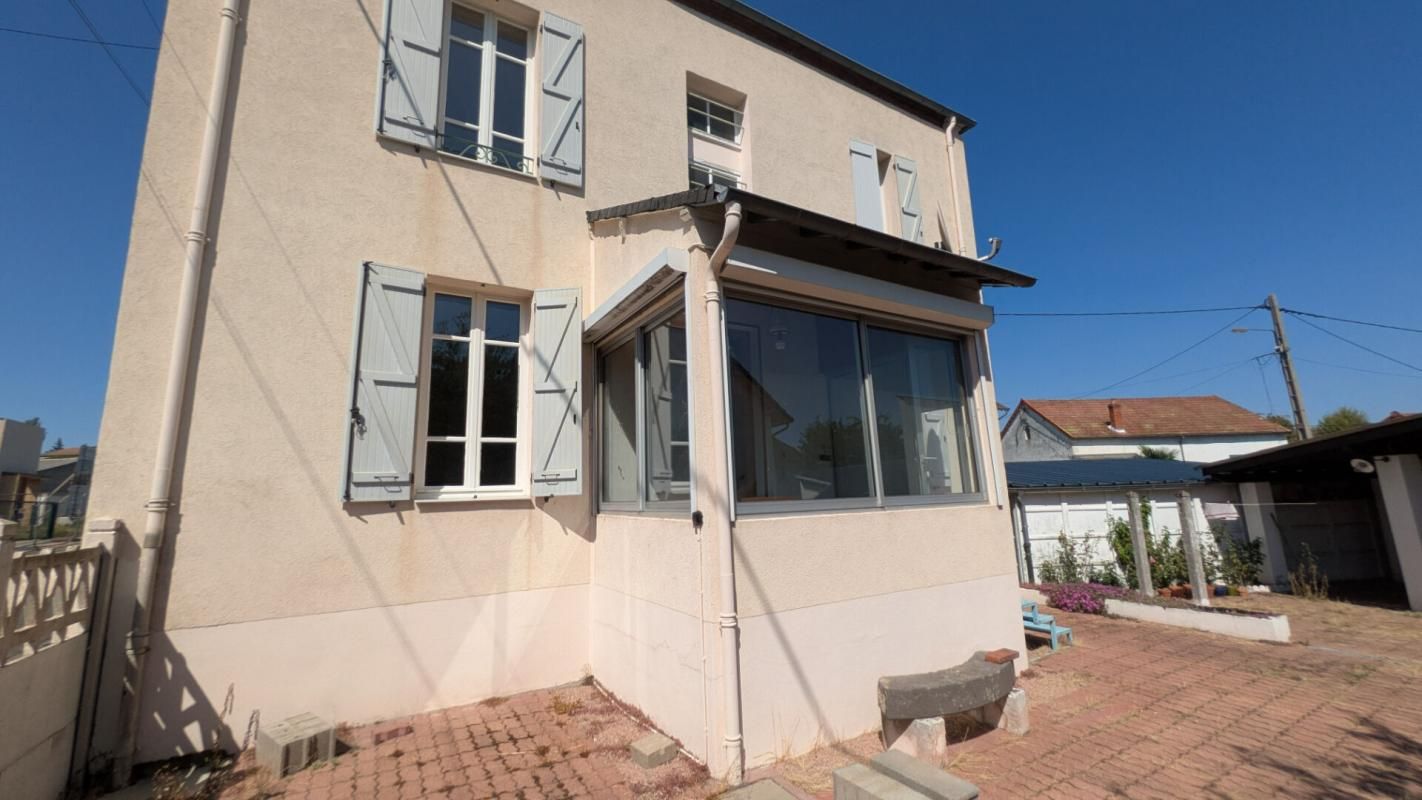 VARENNES-SUR-ALLIER Entre VICHY et MOULINS, grande maison familiale 2