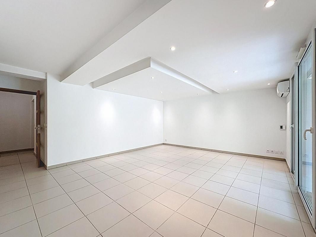 NIMES Appartement à Nimes ,2 pièce(s) 53 m2 environ + 12 m² de Terrasse, cave & place de stationnement 1