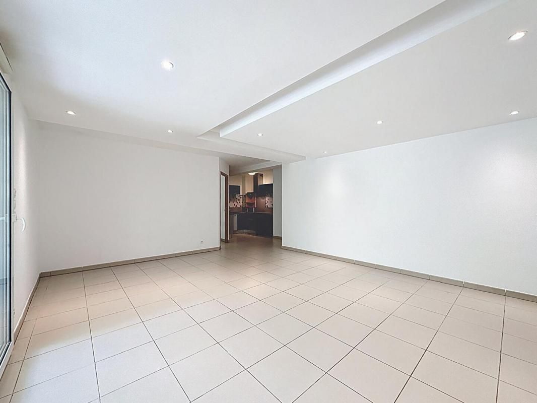 NIMES Appartement à Nimes ,2 pièce(s) 53 m2 environ + 12 m² de Terrasse, cave & place de stationnement 2