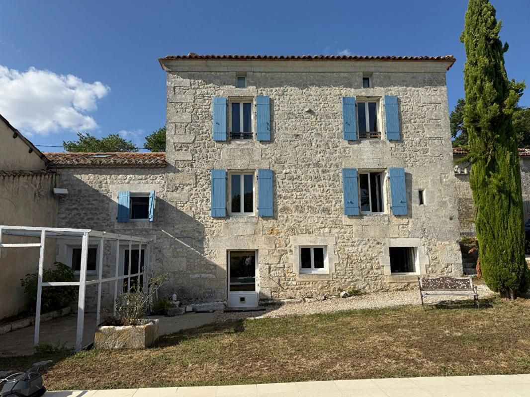 MOUTHIERS-SUR-BOEME Maison de caractère 5 pièces 2