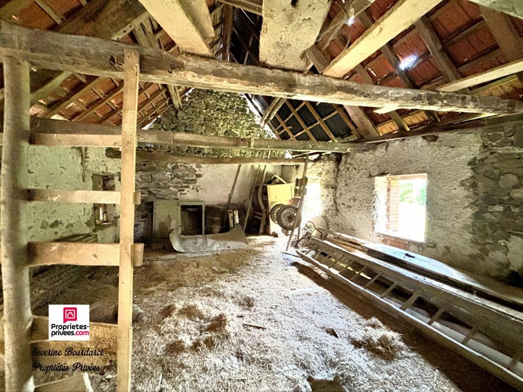 PONTGIBAUD Ancien moulin à vendre à rénover entre Gelles et Mazaye de plus de 85m² 3