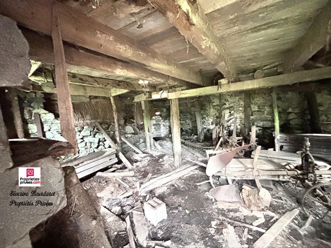 PONTGIBAUD Ancien moulin à vendre à rénover entre Gelles et Mazaye de plus de 85m² 4