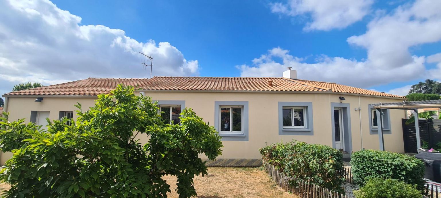 MONTBERT Maison Montbert 4 P . 3 Chs . 107,12 M² . T 917 M² . Garage . Pergola . Carport . Terrasses 1