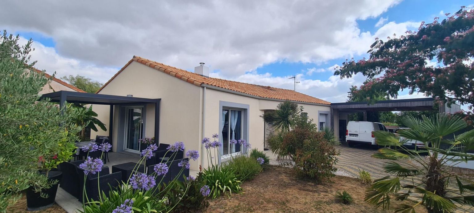 MONTBERT Maison Montbert 4 P . 3 Chs . 107,12 M² . T 917 M² . Garage . Pergola . Carport . Terrasses 2