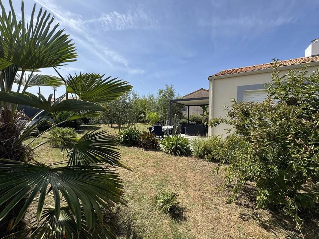 MONTBERT Maison Montbert 4 P . 3 Chs . 107,12 M² . T 917 M² . Garage . Pergola . Carport . Terrasses 3