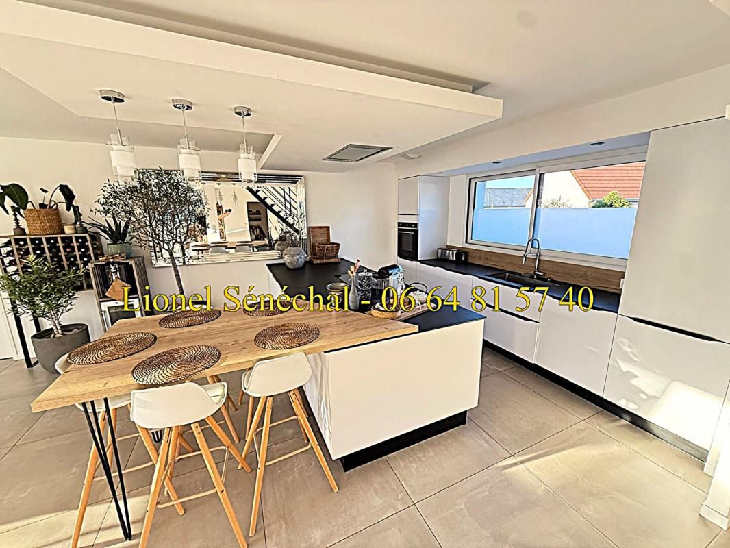 TRANGE Maison contemporaine de 2020 lumineuse et peu énergivore 10 pièces de 145 m2 (170 m2 au sol) sur une parcelle de plus de 600 m2 3