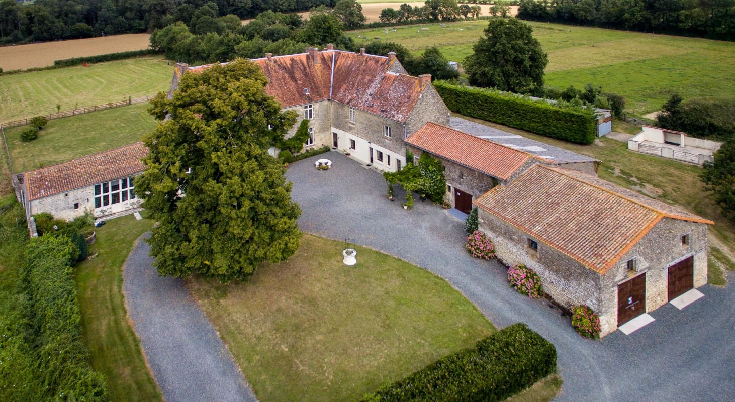 SAINT-HILAIRE-DES-LOGES Demeure de prestige Saint Hilaire Des Loges 15 pièce(s) 351.33 m2 1
