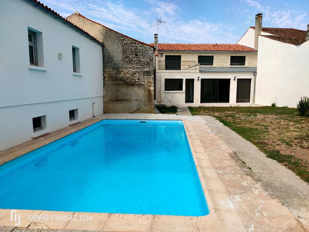 SAINT-HILAIRE-DE-VILLEFRANCHE Maison Saint Hilaire De Villefranche 11 pièce(s) 200 m2 1