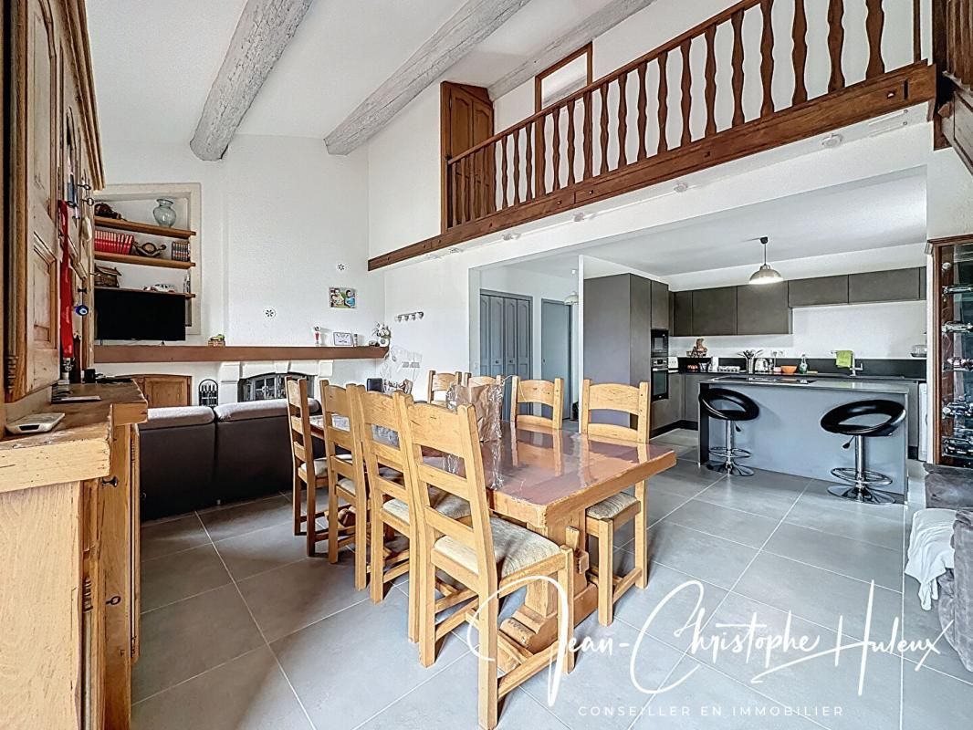 SAINT-GILLES Maison de ville atypique avec grand garage et extérieur 3