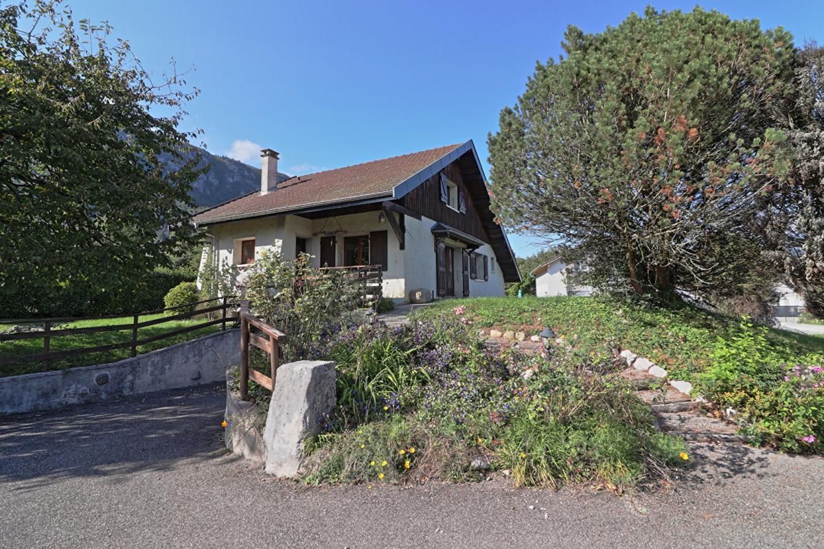 LATHUILE Maison indépendante avec 3 chambres, terrasse, garages et jardin 4