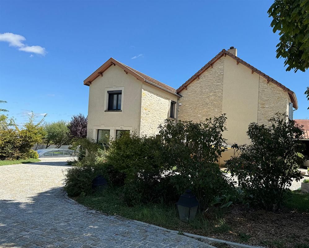 Maison ancienne de 7 pièces 190 m2 avec piscine