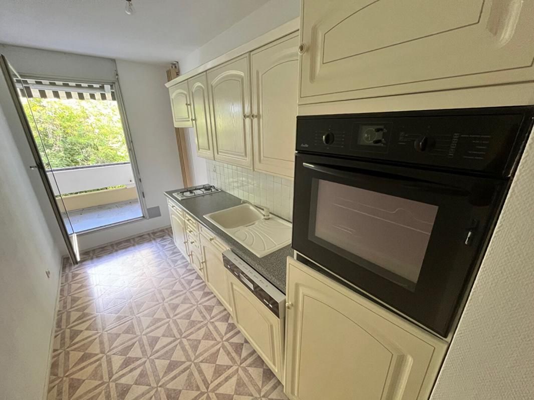 MOULINS Appartement  2 pièce(s) 57 m2 3