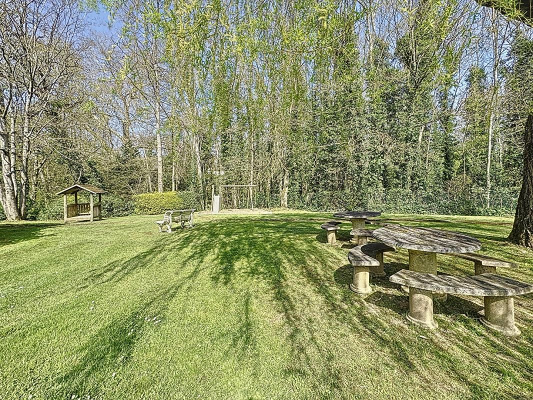 BIEVRES À deux pas du RER C : appartement spacieux 91m2 avec balcon et stationnements 1