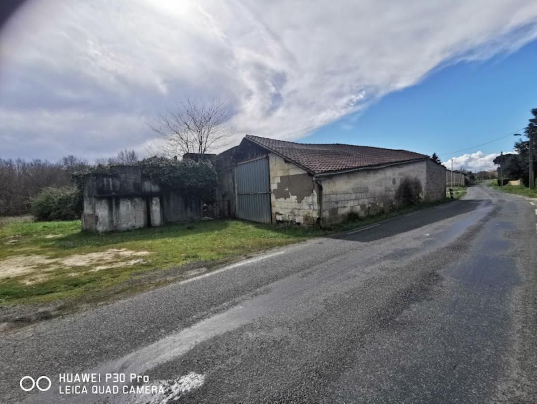 VILLEGOUGE Entrepôts / locaux d'habitation de 800 m2 environ 2