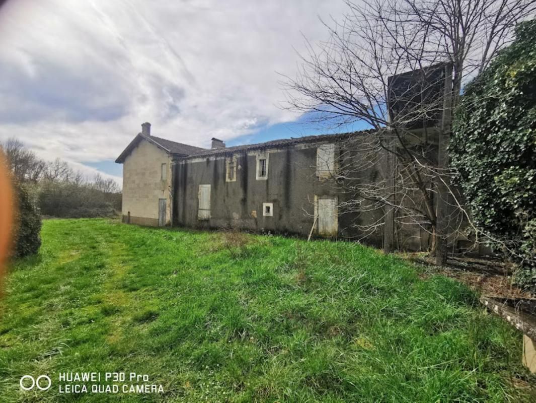 VILLEGOUGE Entrepôts / locaux d'habitation de 800 m2 environ 4