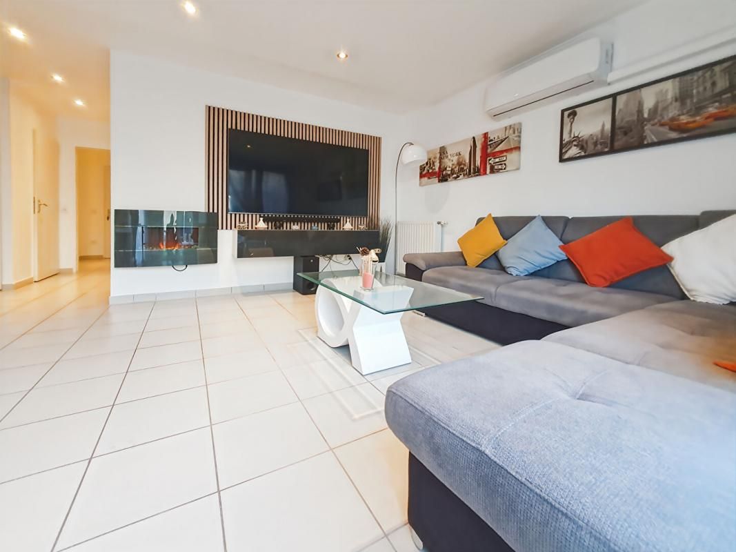 ANGERS Maison récente climatisée à Angers offrant 85 m² habitables avec une terrasse 4