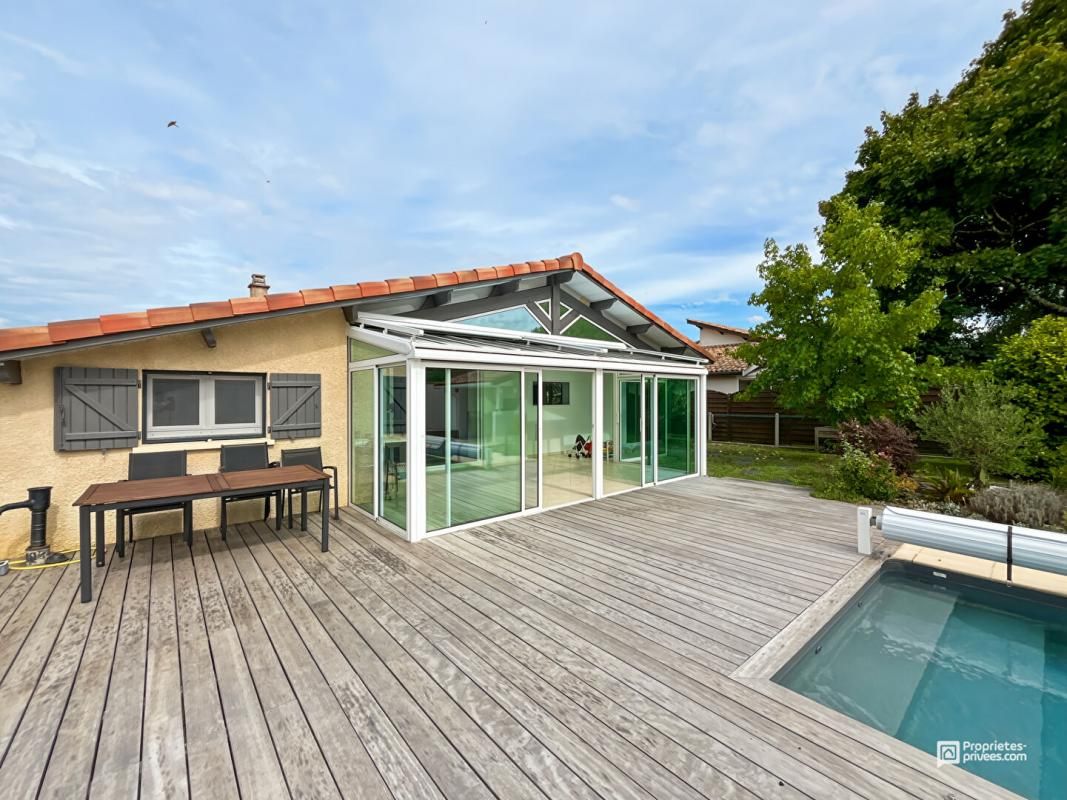 SAINT-MEDARD-EN-JALLES Maison familiale rénovée avec piscine, véranda et 4 chambres 4