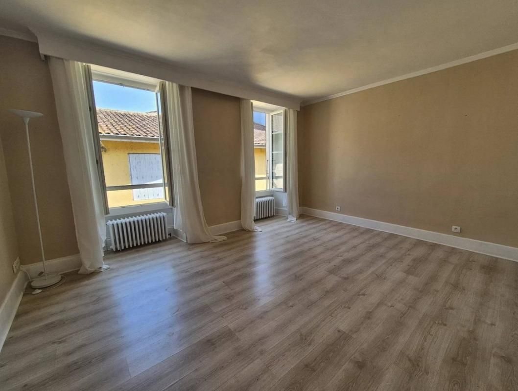MIRANDE Maison de ville T5 de 172m2 avec garages, cour et terrasse 3