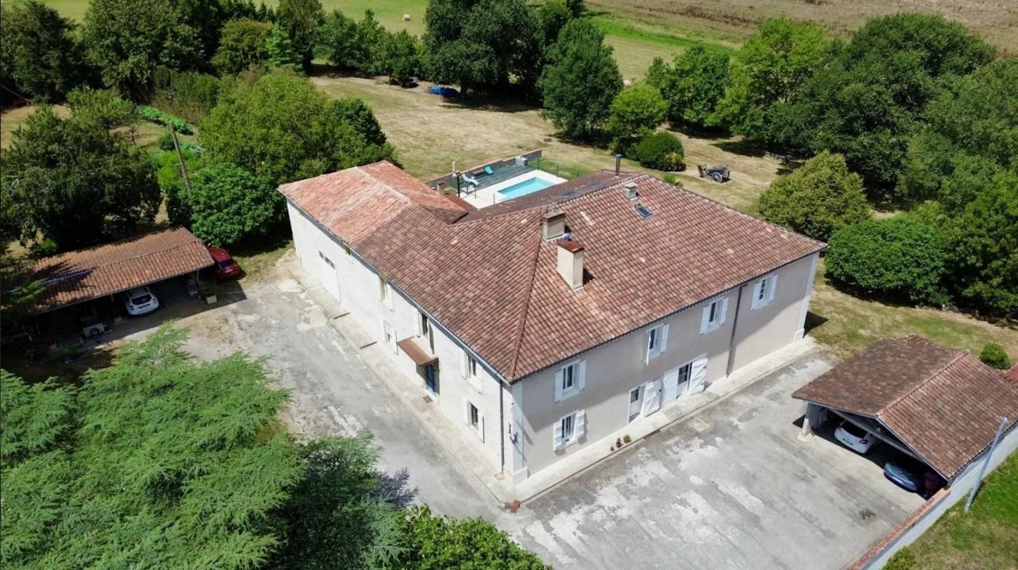 AUCH Belle propriété de 400m2 avec piscine et terrain 2