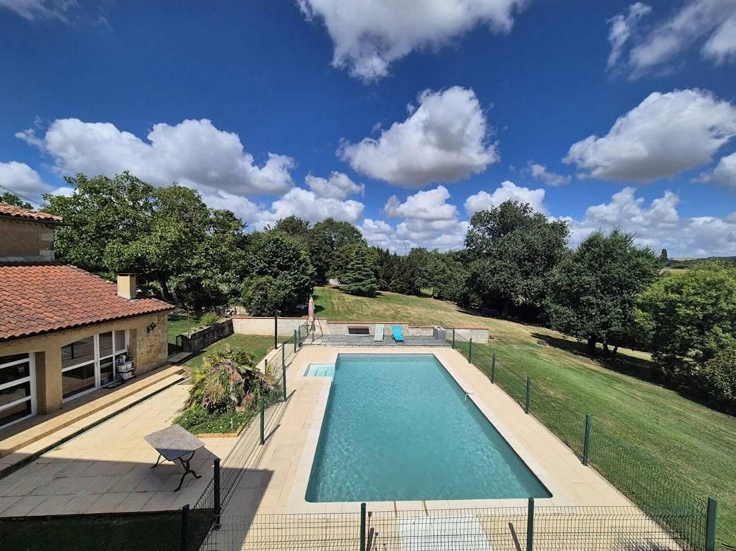 AUCH Belle propriété de 400m2 avec piscine et terrain 3