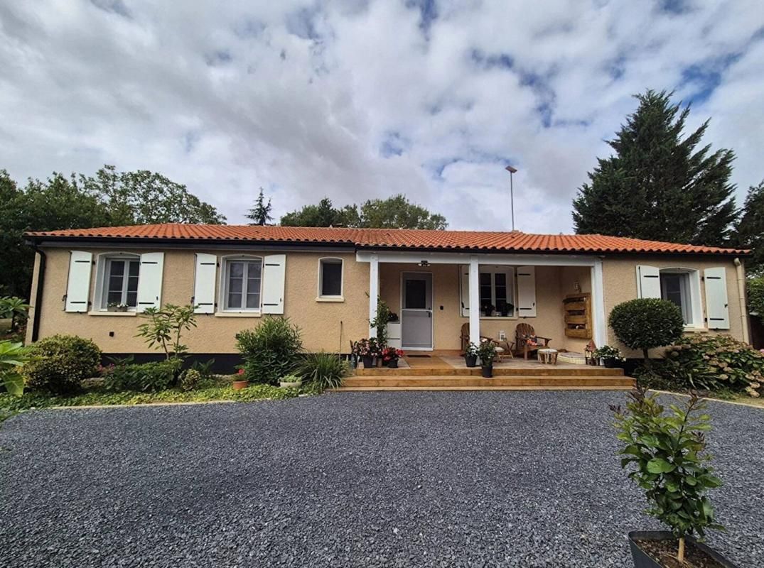 Maison T6 de plain-pied de 138m2 avec dépendance, piscine et jardin