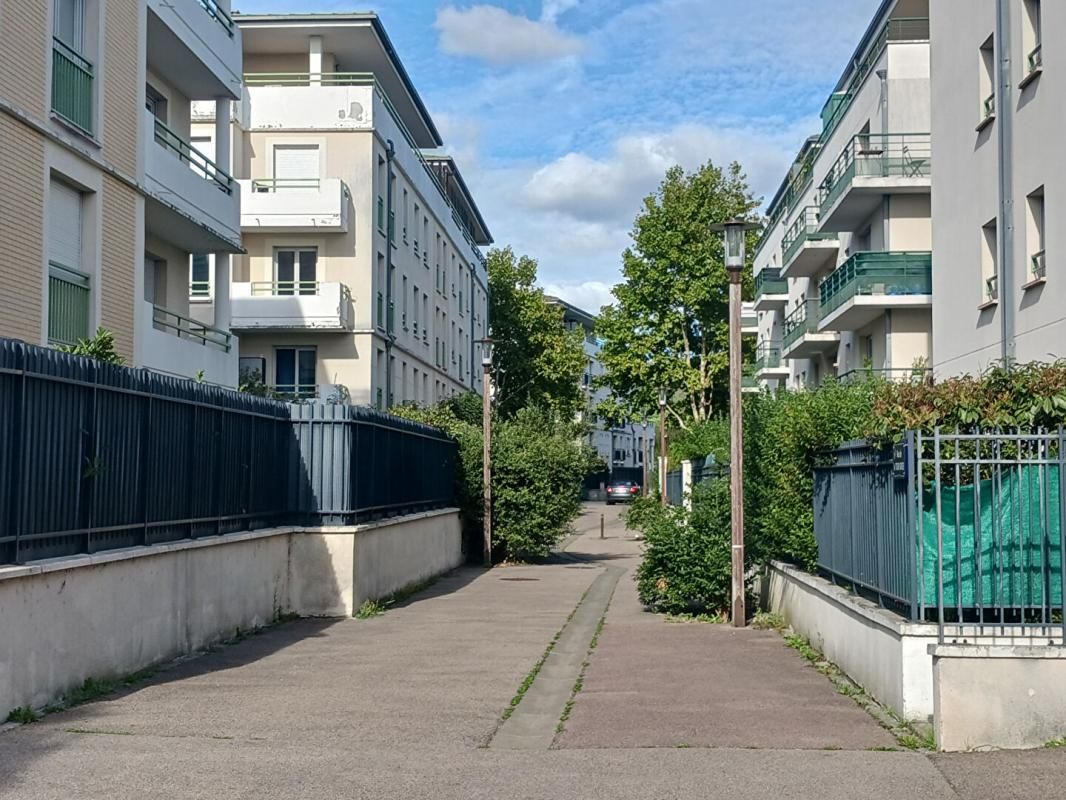 Appartement Mantes La Jolie 2 pièce(s) Carrez : 46,3 m, surface au sol 50 m