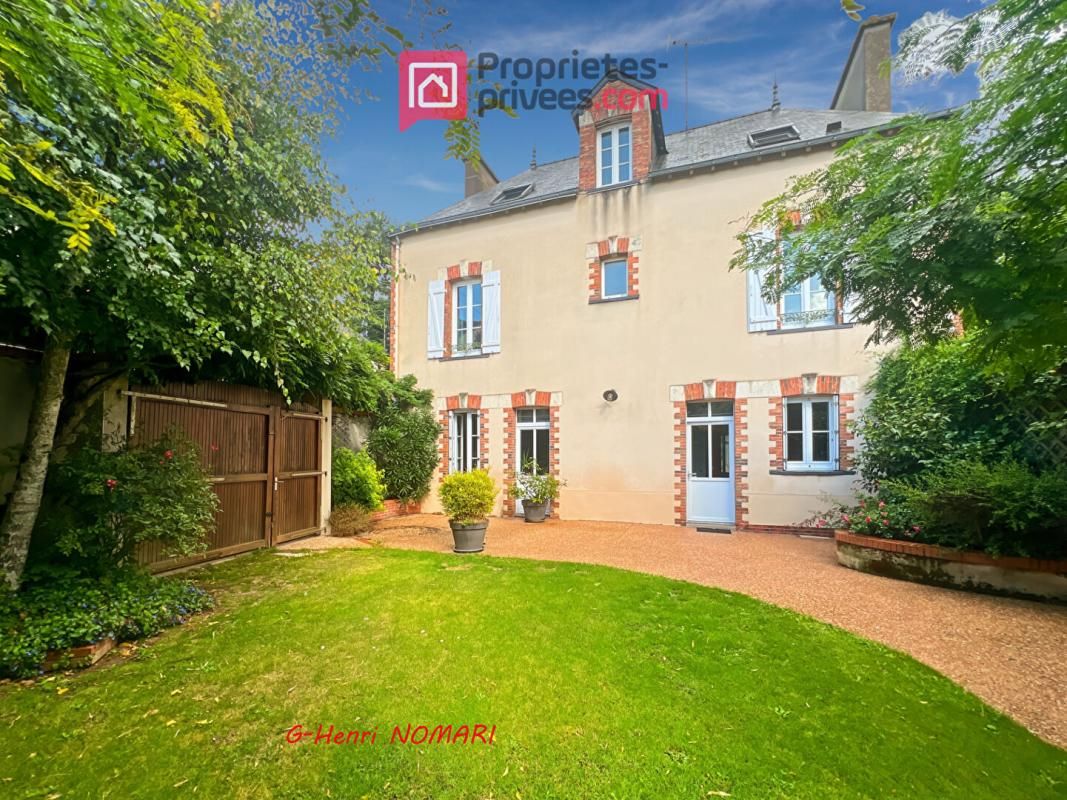 CHATEAUBRIANT Maison de caractère en centre ville de Chateaubriant 9 pièce(s) 210 m2 1