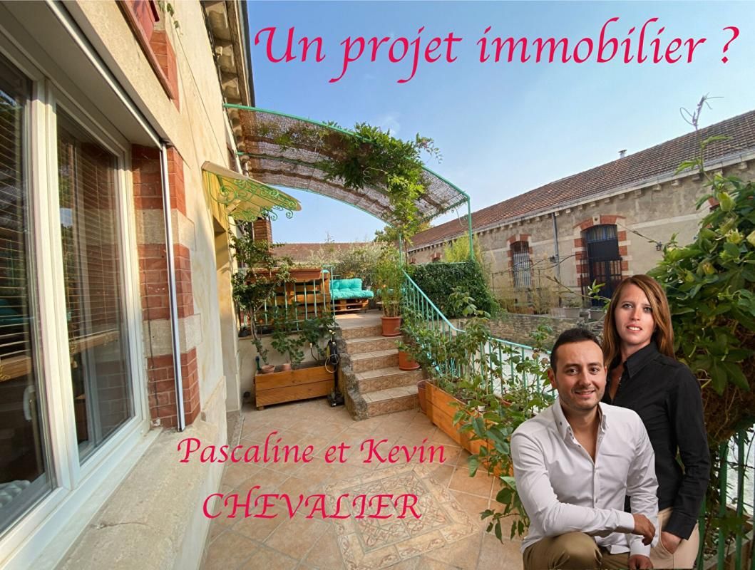 Maison de village avec terrasse en centre ville de Grans