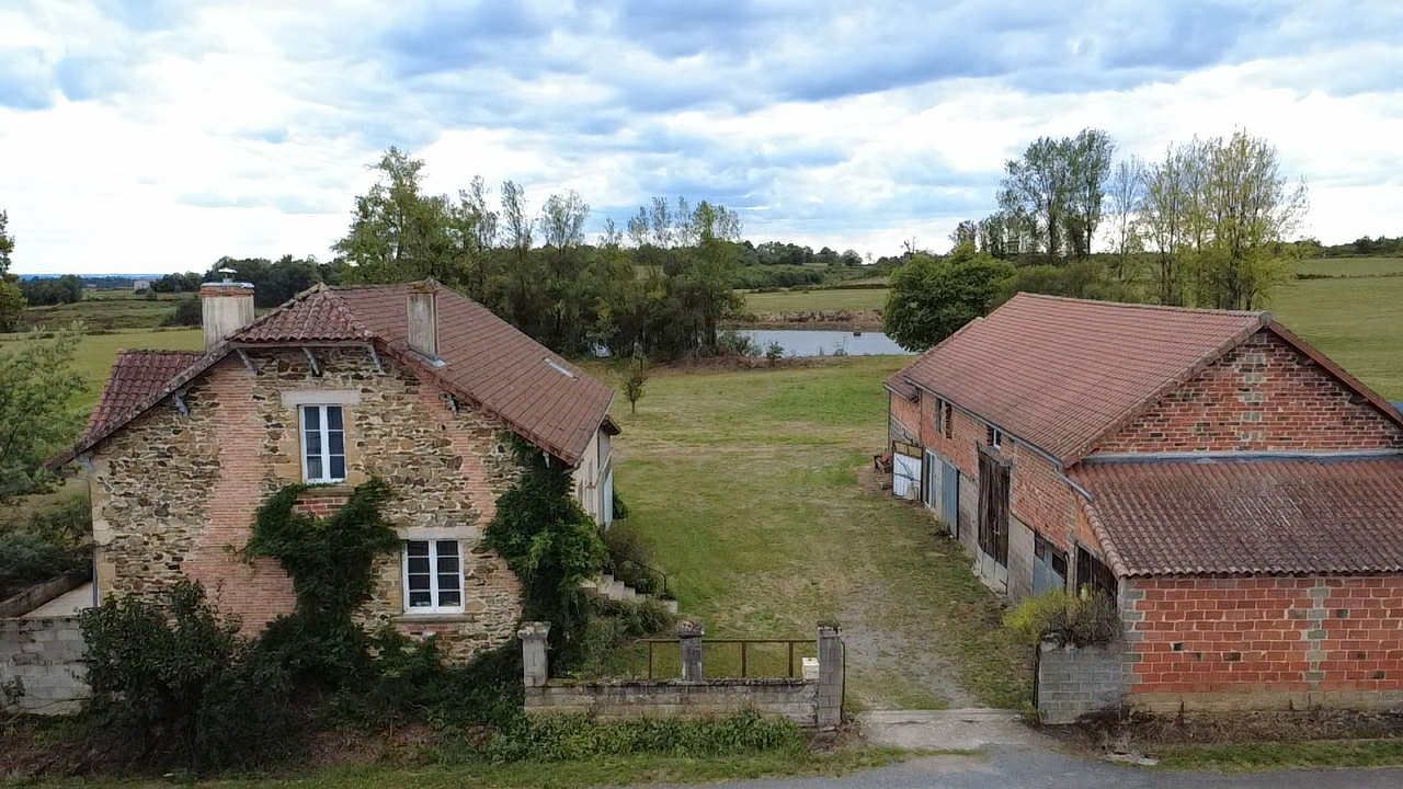 GENIS Maison et grange 265m² / 10 chs / 18 hects / dépendances / ETANG 1