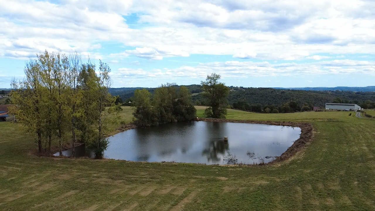 GENIS Maison et grange 265m² / 10 chs / 18 hects / dépendances / ETANG 2