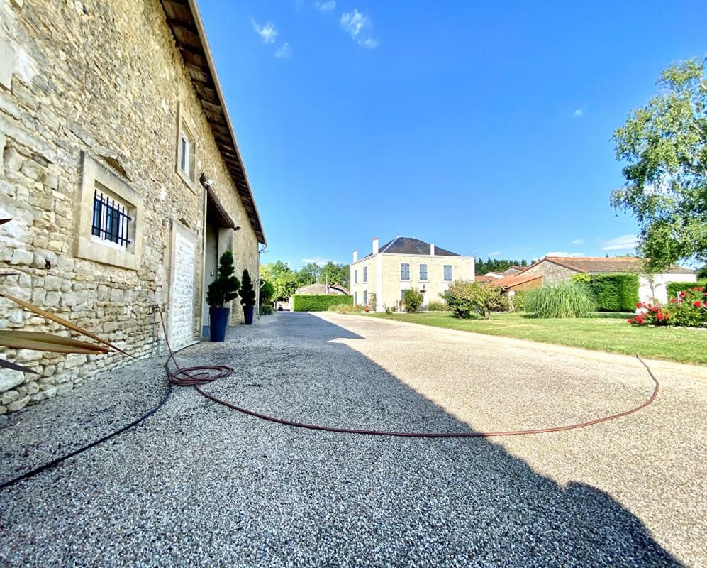SAINT-MAIXENT-L'ECOLE Maison 6 pièce(s) 240 m2, 400m2 de dépendance 2
