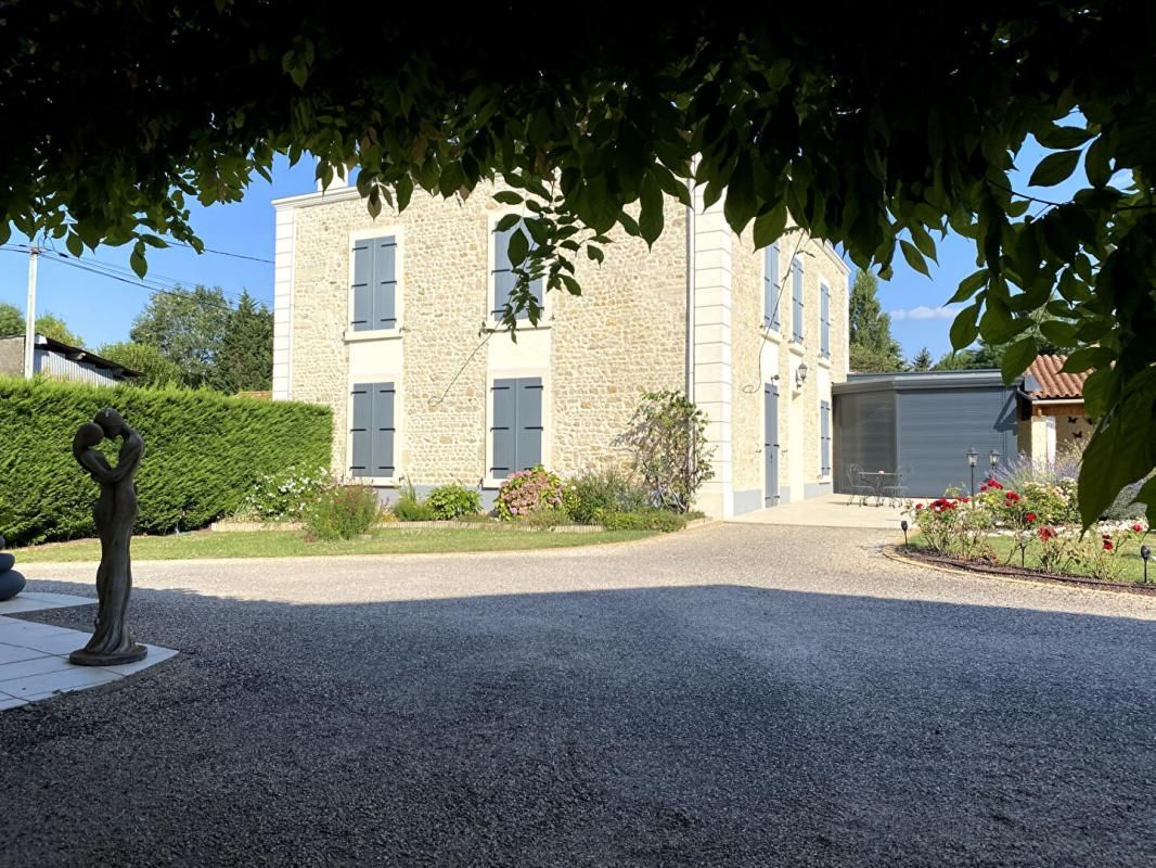 SAINT-MAIXENT-L'ECOLE Maison 6 pièce(s) 240 m2, 400m2 de dépendance 3