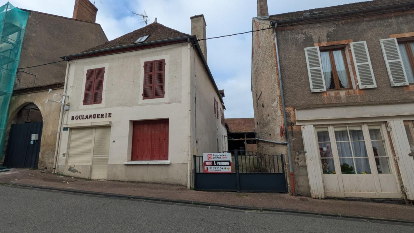 SAINT-GERAND-LE-PUY Immeuble à Saint Gerand Le Puy à rénover (commerce ou deux appartements) 1