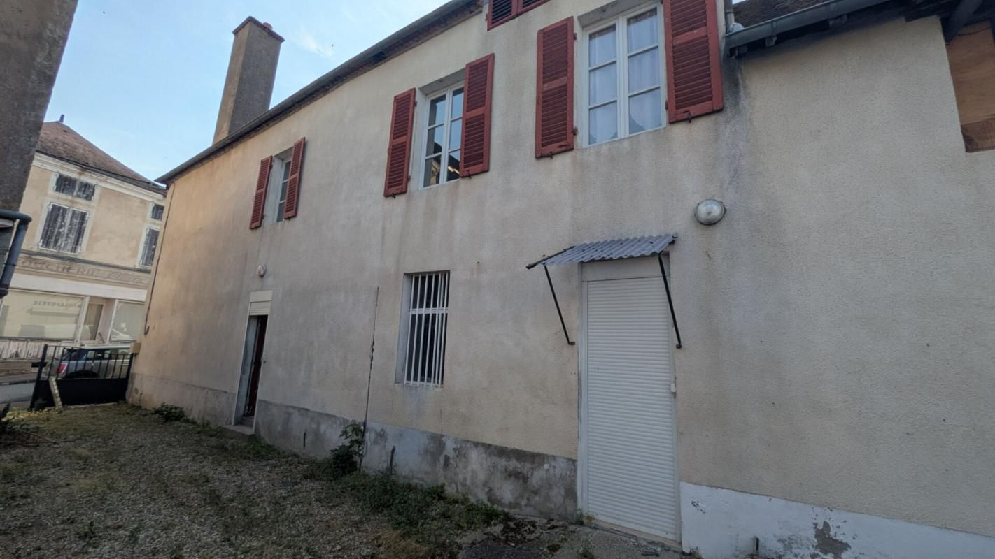 SAINT-GERAND-LE-PUY Immeuble à Saint Gerand Le Puy à rénover (commerce ou deux appartements) 2