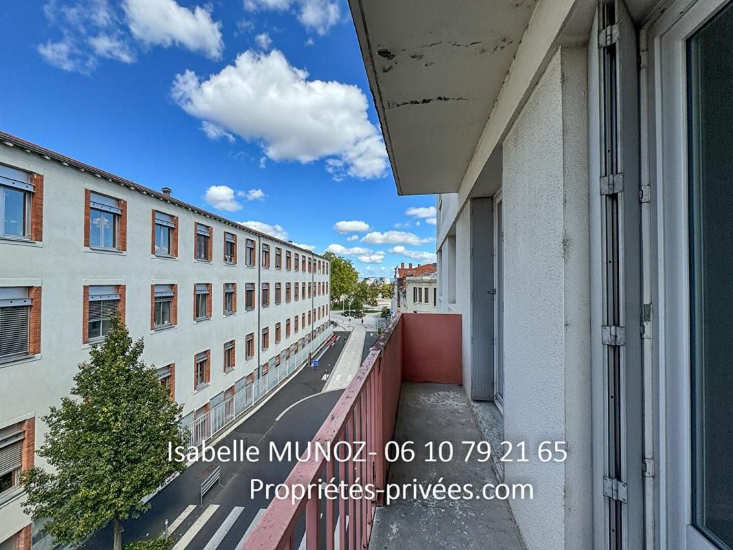CLERMONT-FERRAND Ensemble de 2 Appartements F1 +F2, balcon, cave, garage 3