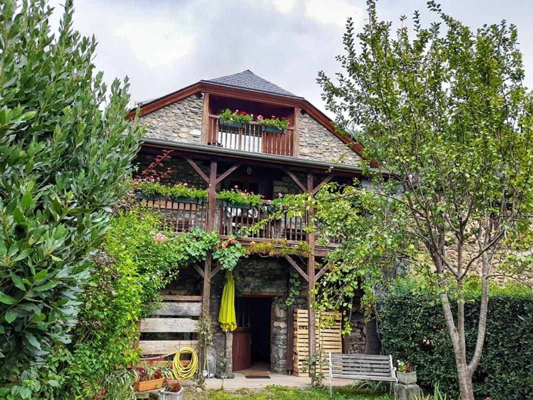 BEOST Maison de caractère de 198 m², face aux montagnes 1