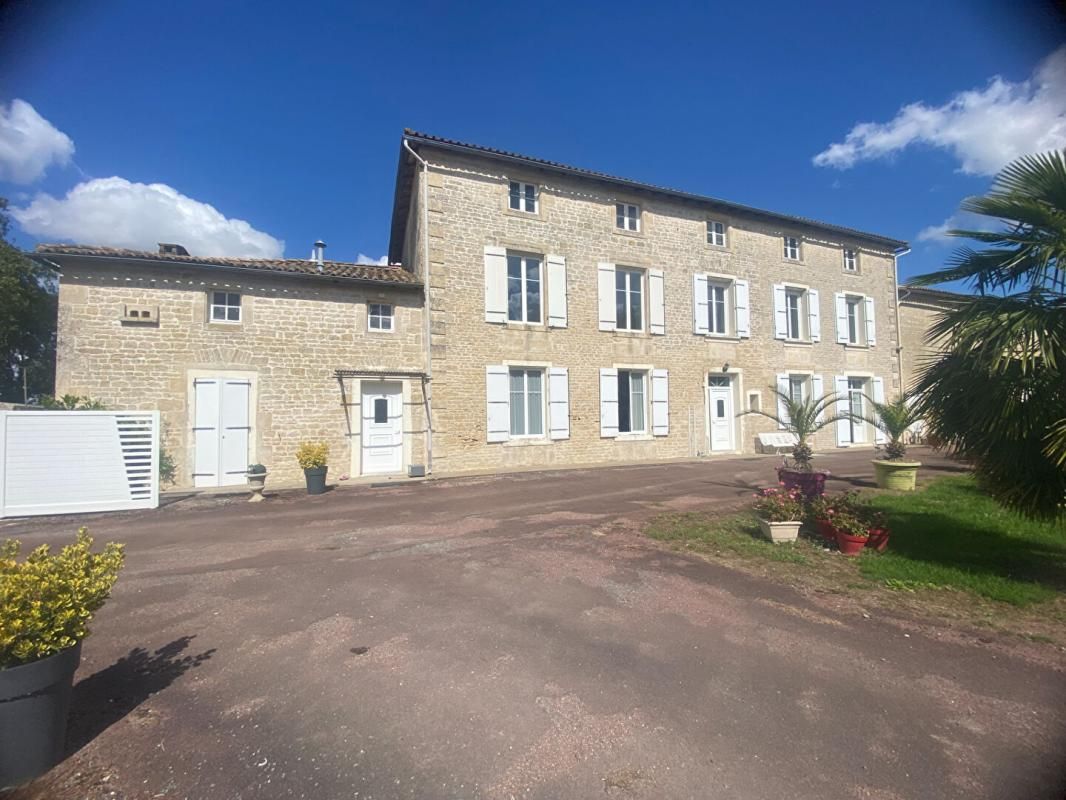 Ferme 12 pièce(s) 260 m2 avec hangar, garage et grange atelier